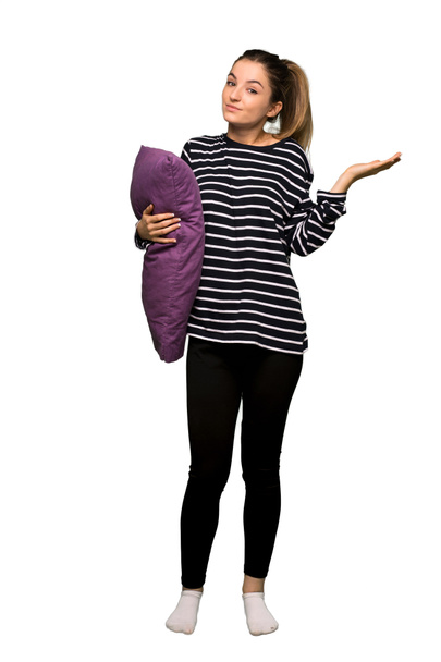 Повне тіло Гарненька жінка в піжамі робить неважливий жест піднімаючи плечі на ізольованому фоні
 - Фото, зображення