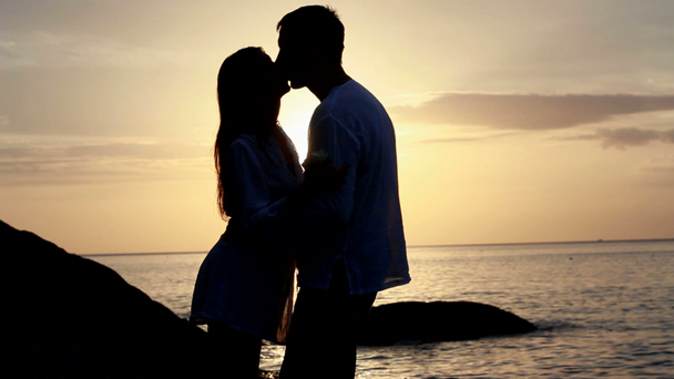 Kochająca się para na plaży - Materiał filmowy, wideo