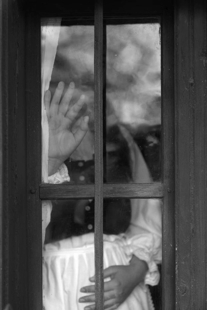 la fille attend près de la fenêtre
 - Photo, image