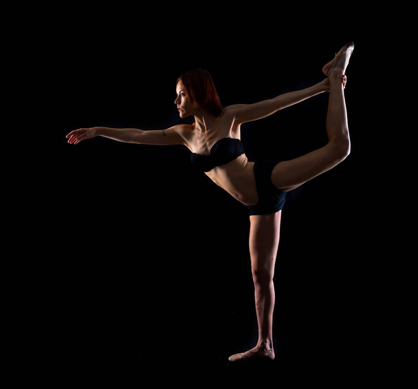 Redhead Girl doing yoga in studio - Zdjęcie, obraz