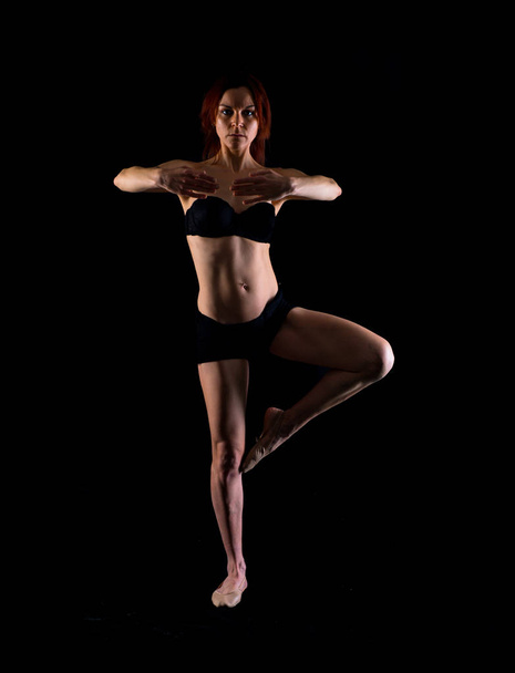 Punapää tyttö tekee baletti studiossa
 - Valokuva, kuva