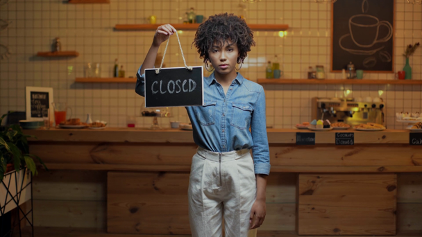 szép afro-amerikai női kávézó tulajdonosa zárt gazdaságban jel és látszó-on fényképezőgép - Felvétel, videó