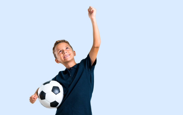 Pequeño niño jugando fútbol en color baackground
 - Foto, Imagen