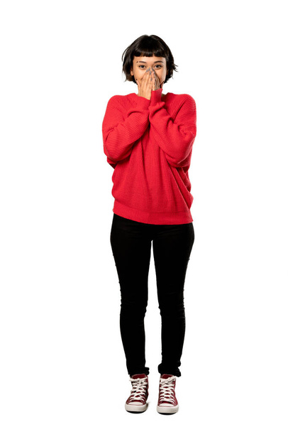 Una toma completa de una chica de pelo corto con suéter rojo sonriendo mucho sobre un fondo blanco aislado
 - Foto, imagen