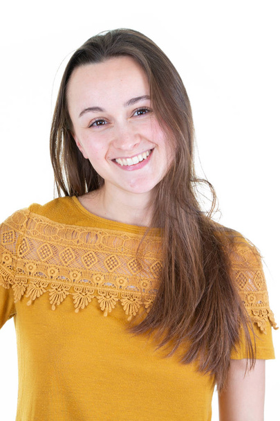Portrét zamyšlený mladé ženy na sobě žlutou košili - Fotografie, Obrázek