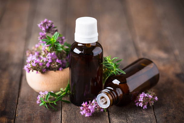 zblízka pohled na levandulový nezbytný olej pro aromaterapii na dřevěných pozadí - Fotografie, Obrázek