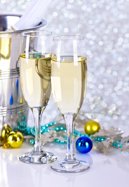 シャンパンと新年のお祝いの装飾のメガネのクローズアップビュー - 写真・画像