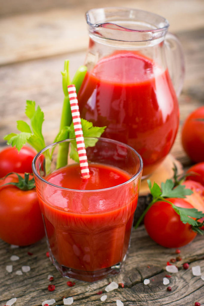 close up view of homemade fresh tomato juice on wooden surface - Foto, Imagem
