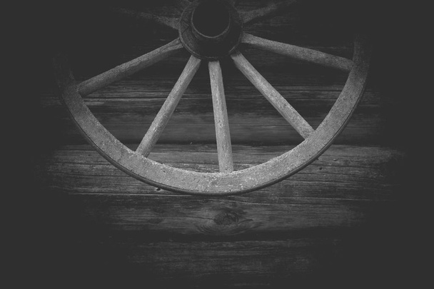 Vieille roue en bois sur le mur en bois
 - Photo, image