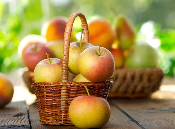 vista de perto de maçãs frescas na mesa de madeira
 - Foto, Imagem