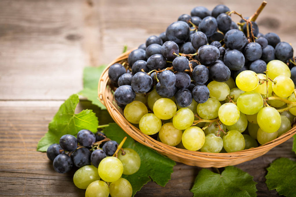close up view of fresh grape on wooden background - Foto, immagini