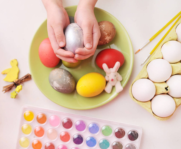 Easter eggs and decorations on table. - Foto, afbeelding