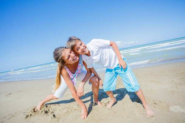 Bambini felici che si divertono sulla spiaggia tropicale
 - Foto, immagini