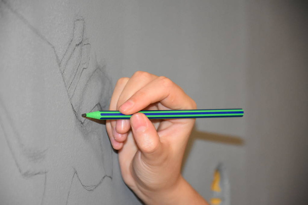 dibujar una pared con un pincel
 - Foto, Imagen