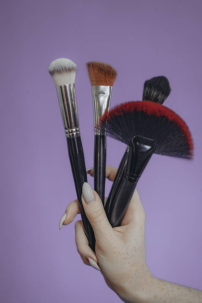 Make-up Pinsel auf lila Hintergrund - Foto, Bild