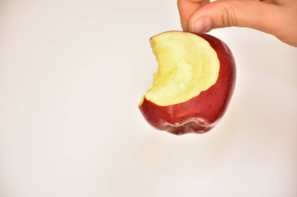 mano y manzana de cerca
  - Foto, imagen