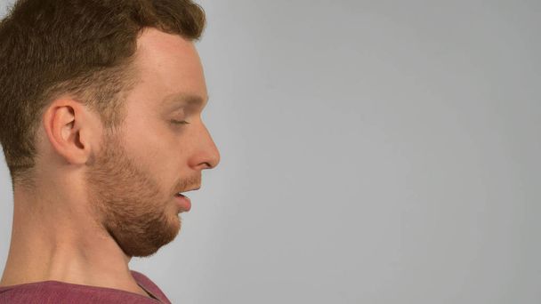 half-face ginger male sneezes - Фото, зображення