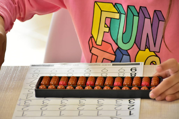 criança usando abacus de perto
  - Foto, Imagem