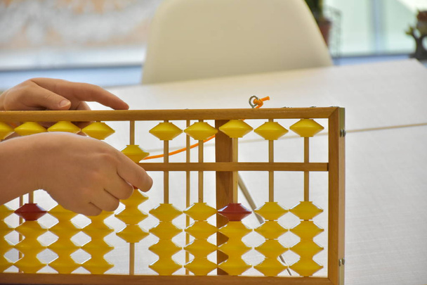 vingers en Abacus close up  - Foto, afbeelding
