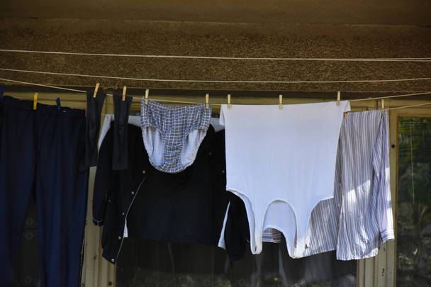 vêtements lavés accrochés à une corde
 - Photo, image