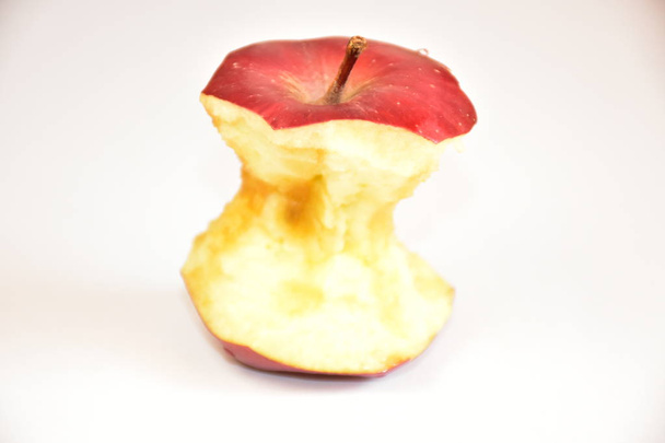 δαγκωμένο μήλο και χέρι σε λευκό φόντο - Φωτογραφία, εικόνα