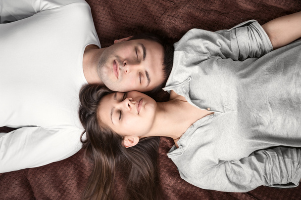влюбленная пара спит в постели
 - Фото, изображение