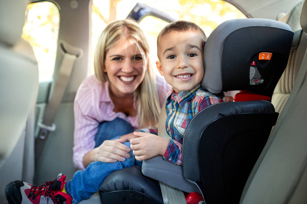 Young boy in the child seat and his mother, safe driving protocol - Foto, Imagem