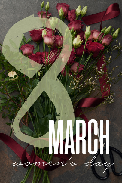 pohled shora kytice s květy fialové eustoma a bordó stuha na texturované pozadí s 8 března ilustrace - Fotografie, Obrázek
