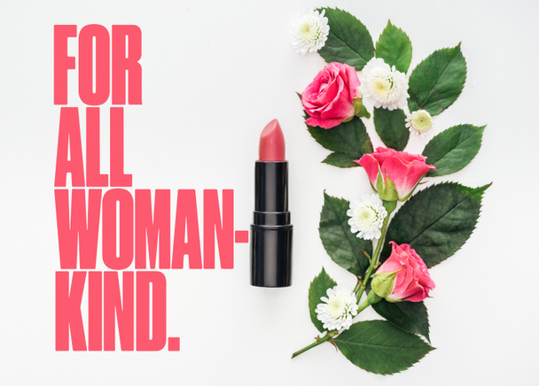 bovenaanzicht van bloem samenstelling, roze lippenstift en voor alle vrouw soort belettering op witte achtergrond - Foto, afbeelding
