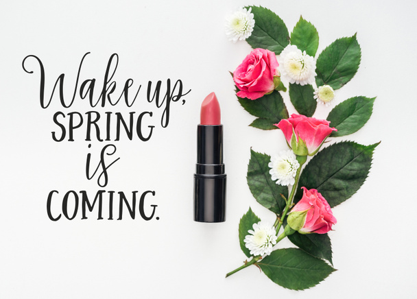 vue de dessus de la composition des fleurs, rouge à lèvres rose et illustration de printemps sur fond blanc
 - Photo, image