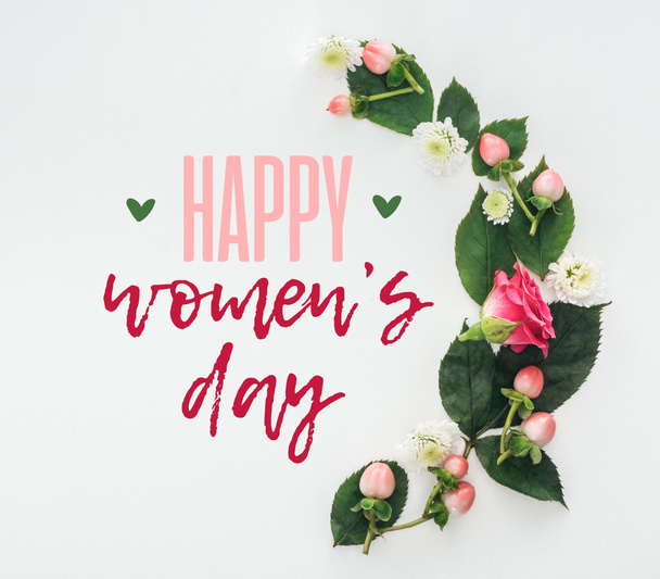 vista superior de la composición con hojas verdes, rosa y crisantemos sobre fondo blanco con feliz ilustración del día de la mujer
 - Foto, Imagen