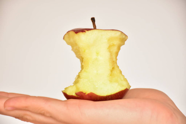 ugryzione jabłko i ręka na białym tle - Zdjęcie, obraz