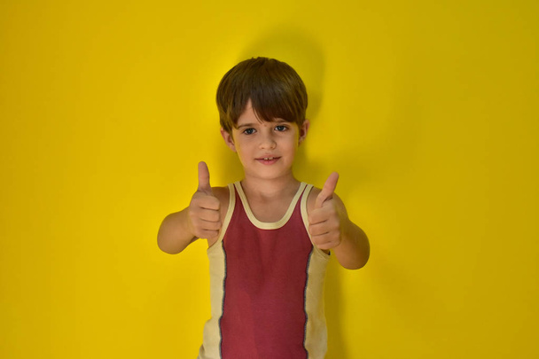 portrét dítěte proti žlutému pozadí  - Fotografie, Obrázek