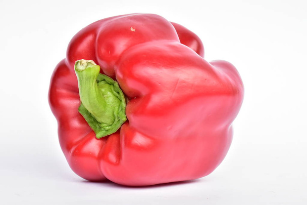 Κόκκινο bell pepper σε λευκό φόντο - Φωτογραφία, εικόνα