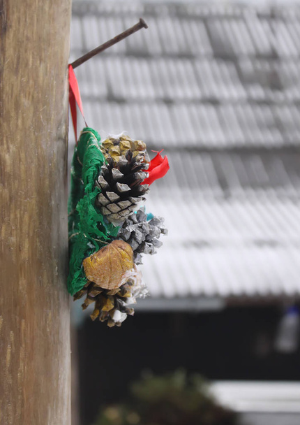 Різдвяний вінок ручної роботи, що висить на відкритому повітрі на зимовому фоні природи
 - Фото, зображення