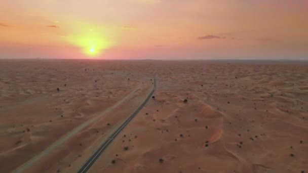 Veduta aerea delle dune di sabbia nel deserto di Abu Dhabi, Emirati Arabi Uniti al tramonto
 - Filmati, video