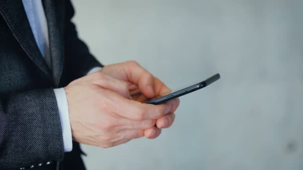 business correspondence hands type phone texting - Video, Çekim