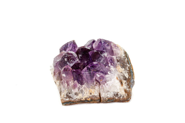 Amethyst Crystal Druse mineralne makro na białym tle z bliska - Zdjęcie, obraz