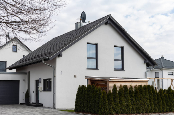 modern huis architectuur in Zuid-Duitsland bewolkte dag in februari - Foto, afbeelding