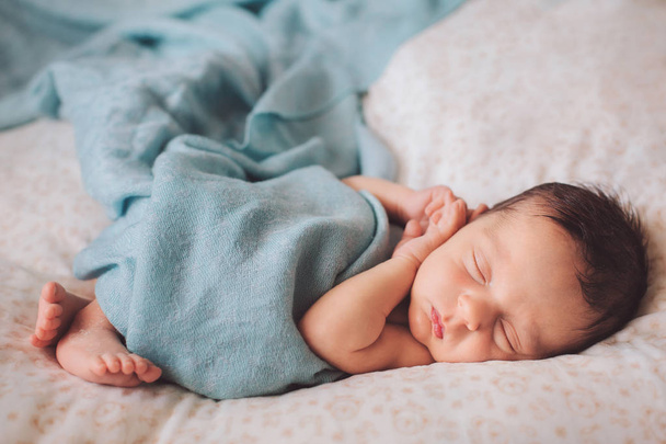 Yeni doğan çocuk uyuyor - Fotoğraf, Görsel