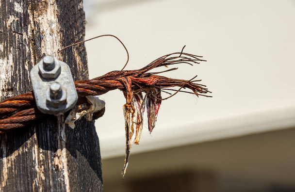 Photo rapprochée d'un câble métallique avec une pince de câble métallique d'une vieille passerelle de suspension bulgare
 - Photo, image