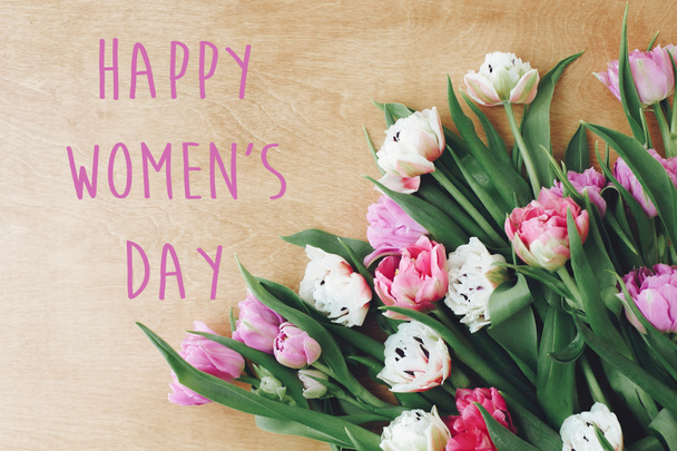 Happy Women 's Day text sign on beautiful double peony tulips flat lay on wooden table. Международный женский день. Стильная цветочная открытка. 8 марта
 - Фото, изображение