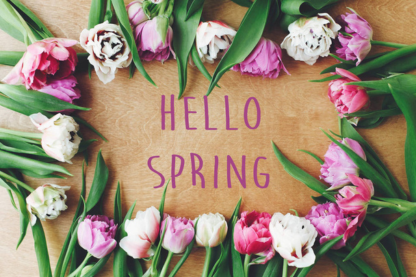 Olá sinal de texto de primavera na bela dupla peônia tulipas quadro flat lay na mesa de madeira. Na Primavera. Cartão de saudação floral elegante. Olá marchar
 - Foto, Imagem