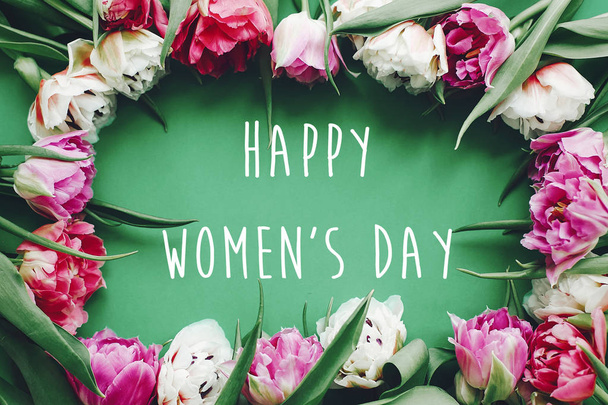 glückliche Frauentag Textzeichen auf schönen doppelten Pfingstrosen Tulpen rahmen flach lag auf grünem Papier. Weltfrauentag. stilvolle florale Grußkarte. 8. März - Foto, Bild