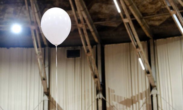 balon biały w dużej sali z zasłonami - Zdjęcie, obraz