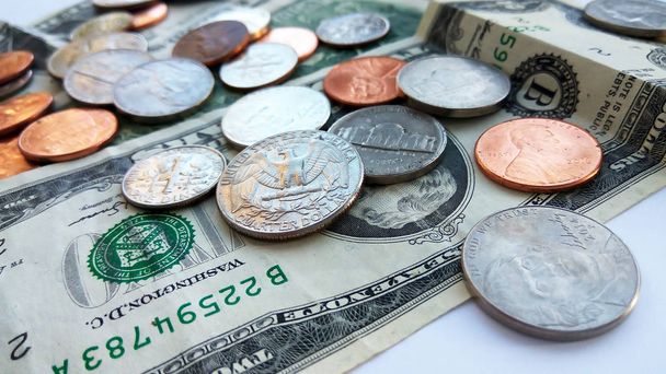Fermer quartier américain, pièces de dix cents et penny sur fond de deux dollars Etats-Unis
 - Photo, image