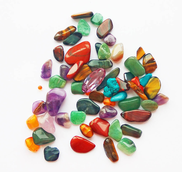 Surtido de piedras preciosas semi naturales de colores brillantes y gemas sobre fondo blanco
 - Foto, imagen
