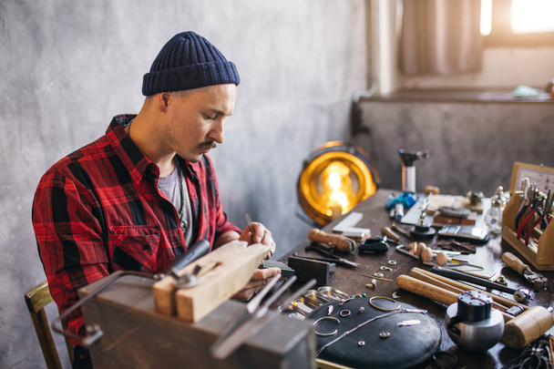 guy starts jewelry manufactoring business - Foto, Imagen