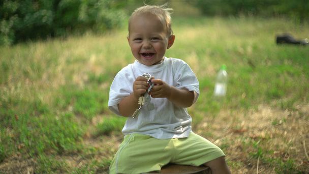 Portrét roztomilé dítě hrát na open air. - Fotografie, Obrázek