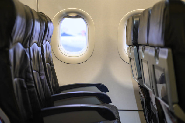 Boş uçak koltukları ve pencereleri - Fotoğraf, Görsel